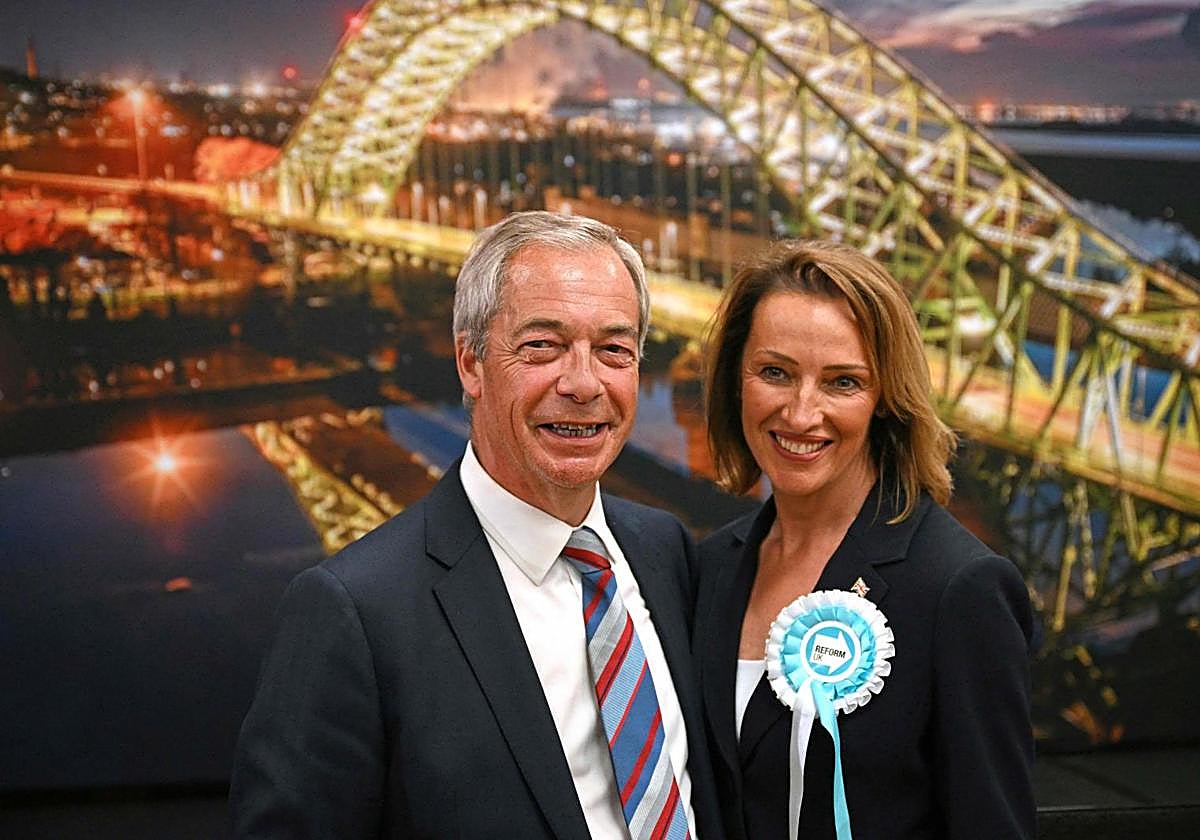 Nigel Farage, líder del Partido Reform UK, y Sarah Pochin, su candidata, celebran su victoria en las elecciones parciales de Runcorn & Helsby en el estadio DCBL de Widnes, al noroeste de Inglaterra