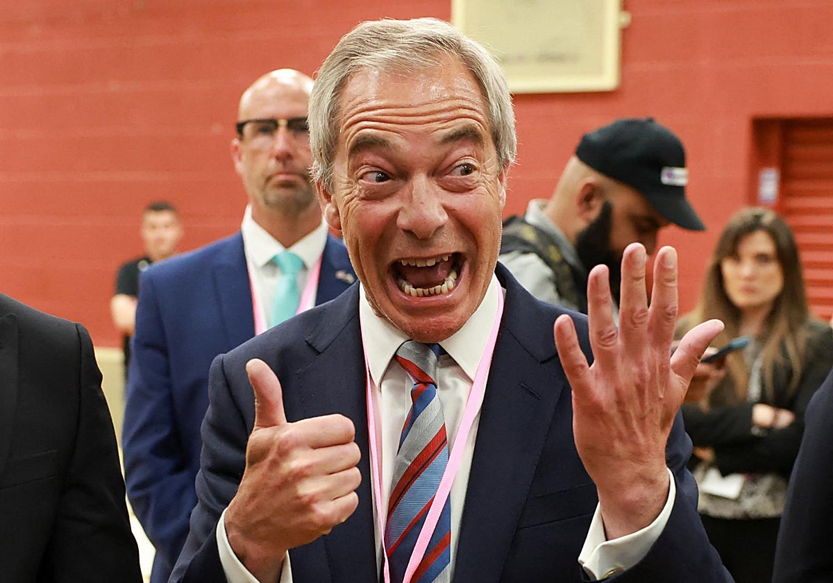 Nigel Farage, líder de Reform UK, celebra la victoria de su candidata en Runcorn y Helsby por solo seis votos