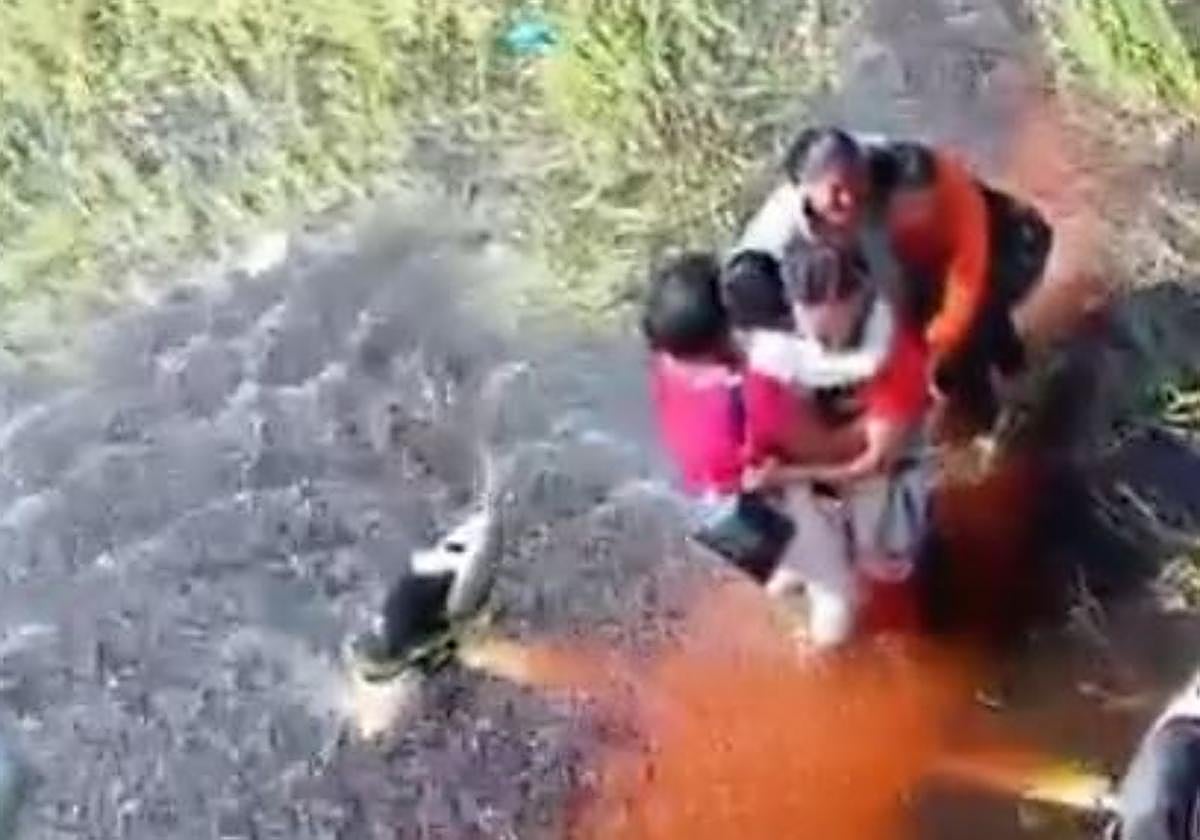 Las cinco personas en el momento del rescate