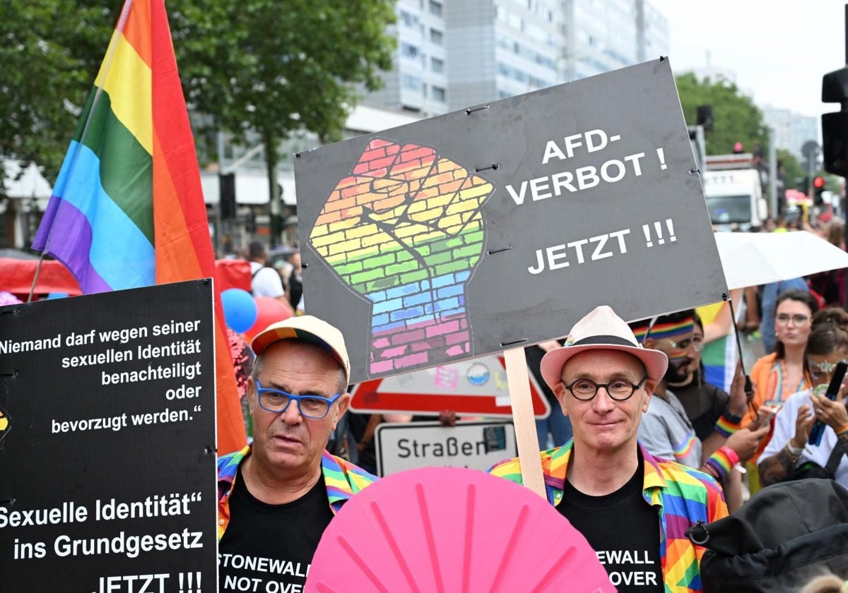 Manifestantes con pancartas contra AfD durante una marcha del orgullo gay en Berlín