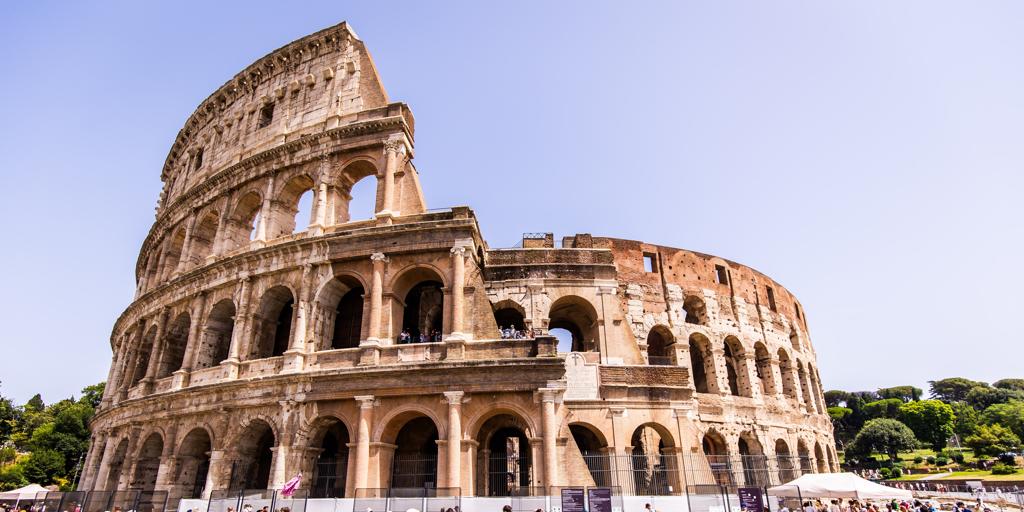 Un turista intenta trepar la verja del Coliseo, pero cae y termina empalado