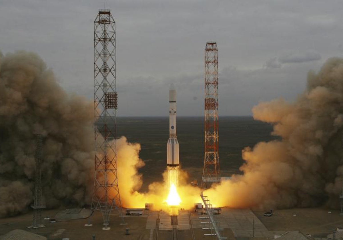 Fotografía facilitada por la agencia rusa Roscosmos que muestra el lanzamiento de una nave desde el cosmódromo ruso de Baikonur, Kazajistán