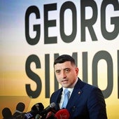 Quién es George Simion, el líder de la ultraderecha rumana que puede ganar las elecciones