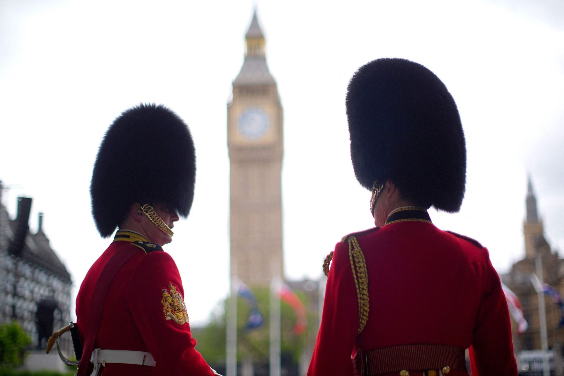 Miembros de la División de la Casa Real se encuentran frente a la Torre Elizabeth, conocida comúnmente por el nombre de la campana del reloj, Big Ben