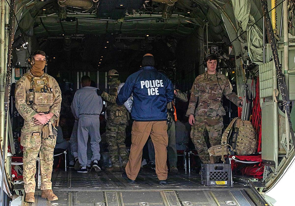 Estados Unidos deporta a inmigrantes en una imagen de archivo
