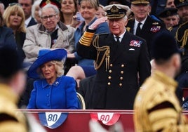 El rey Carlos III y la reina Camila encabezan en Londres el desfile militar por el 80º aniversario del Día de la Victoria