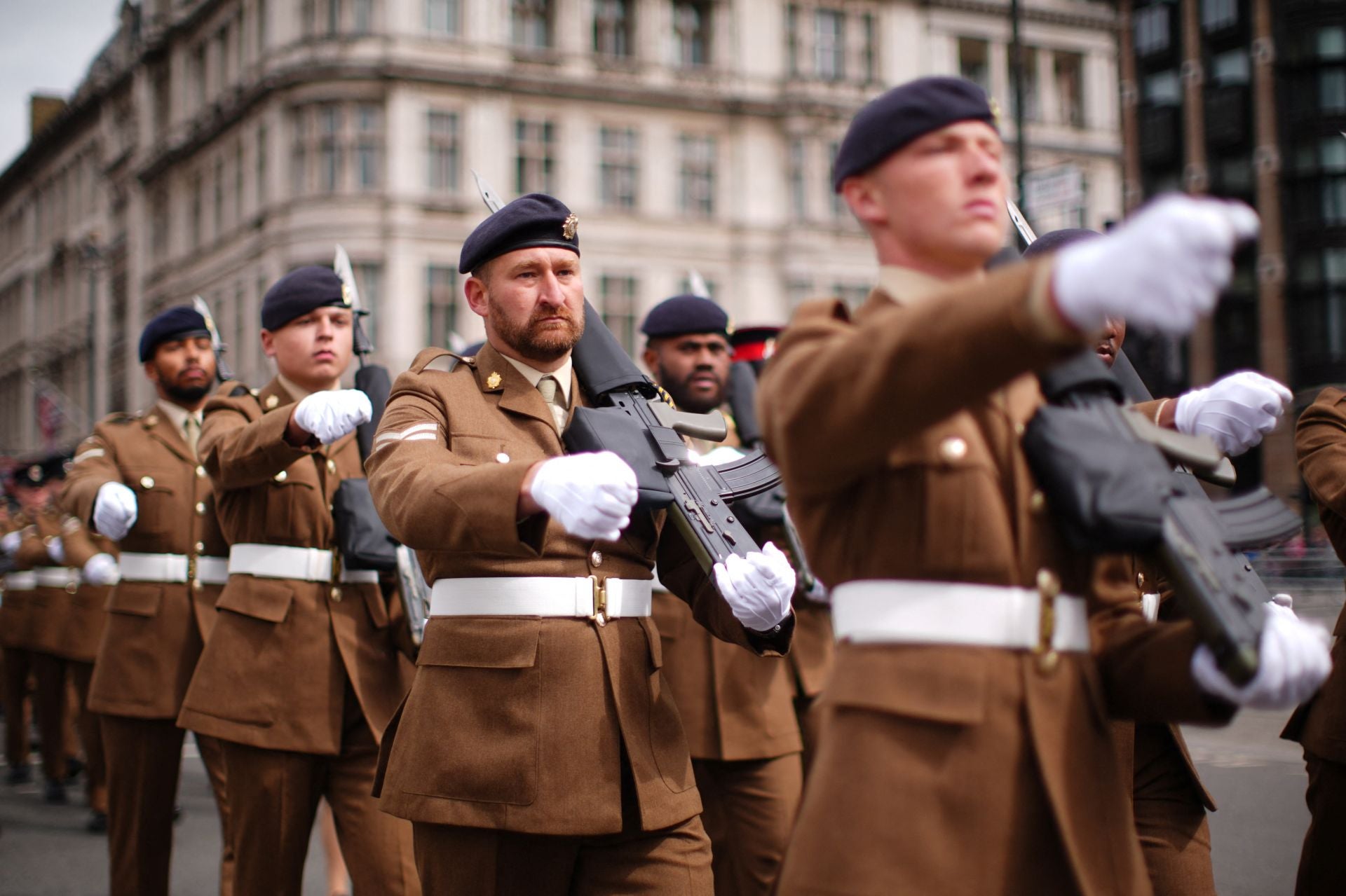 Miembros del ejército marchan frente a Parliament Square en el centro de Londres
