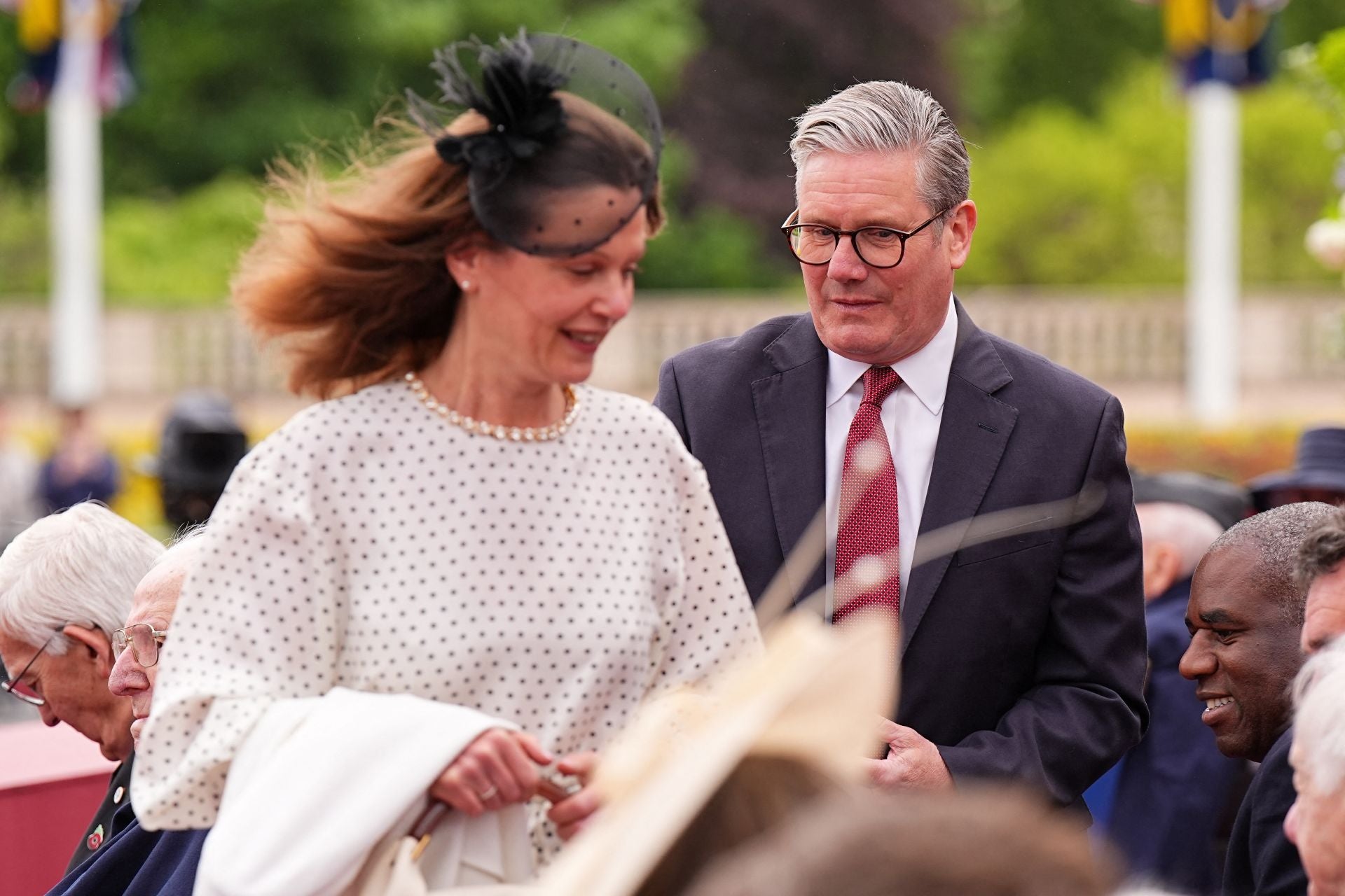 El primer ministro británico, Sir Keir Starmer, y su esposa, Lady Victoria, llegan antes de la procesión militar por el 80 aniversario del Día de la Victoria en Europa, en honor a quienes sirvieron durante la Segunda Guerra Mundial, en el Palacio de Buckingham