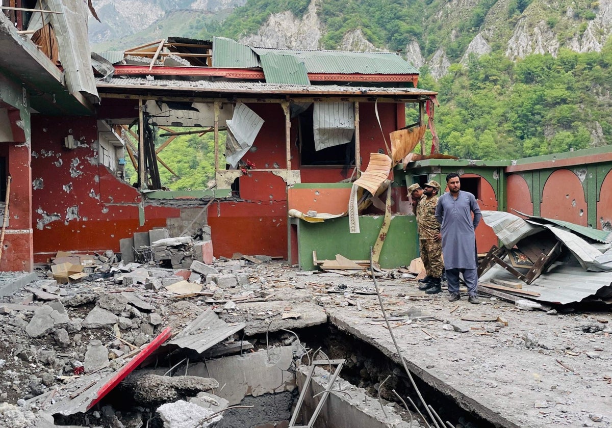 Soldados inspeccionan los escombros de una mezquita tras los ataques indios en Muzaffarabad, capital de la Cachemira administrada por Pakistán