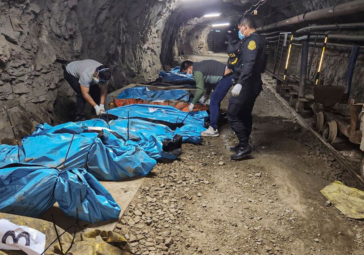 Los cuerpos de 13 mineros fueron encontrados en una mina tras ser secuestrados días antes