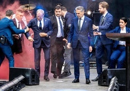Donald Tusk y Dick Schoof, desalojados de un evento por el aniversario de la Segunda Guerra Mundial por el lanzamiento de bombas de humo