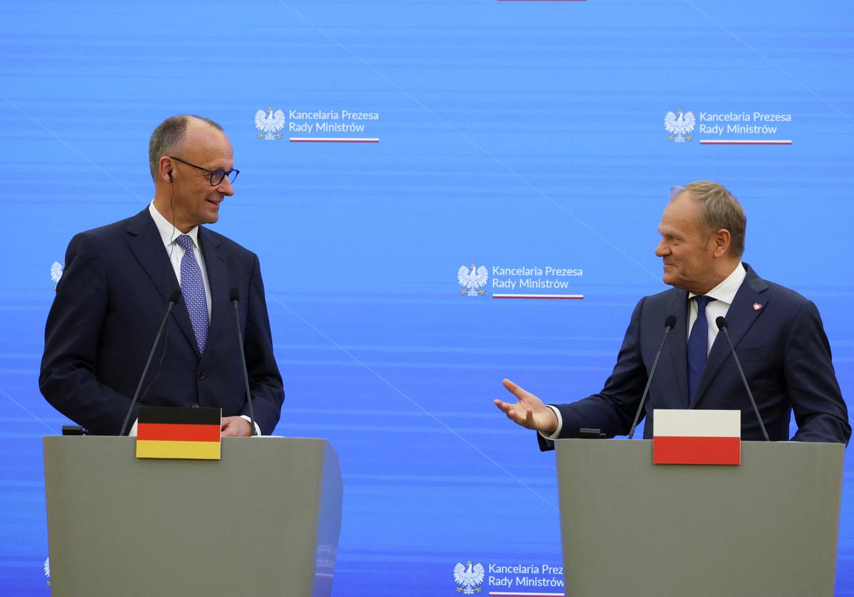 El canciller alemán, Friedrich Merz, en rueda de prensa junto al primer ministro polaco, Donald Tusk en Varsovia