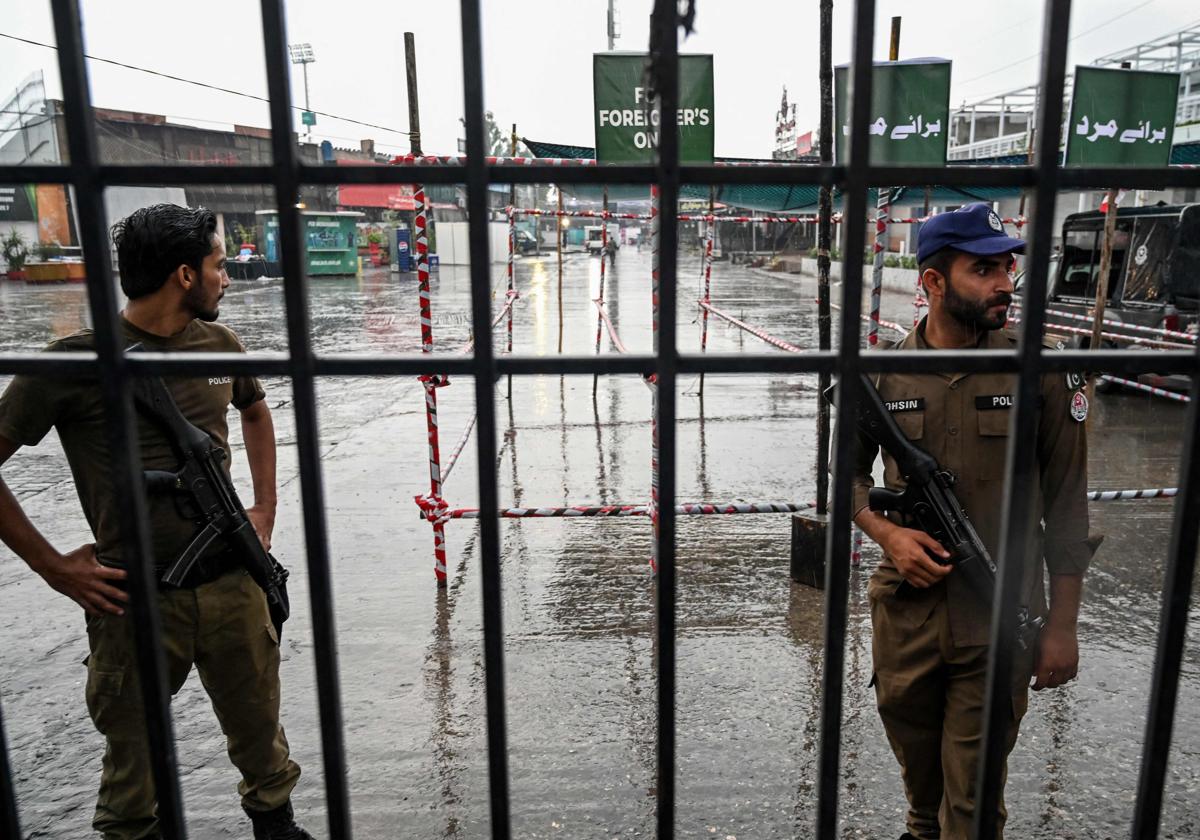 El personal de seguridad acordona una calle cerca del estadio de cricket de Rawalpindi después de que un supuesto dron fuera derribado