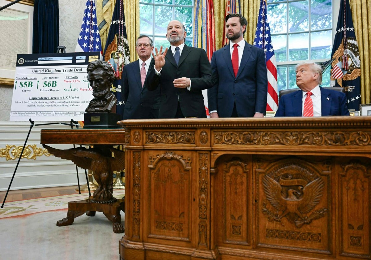 Trump mira mientras el secretario de Comercio de EEUU, Howard Lutnick, habla durante el anuncio del acuerdo con Reino Unido, en la Casa Blanca