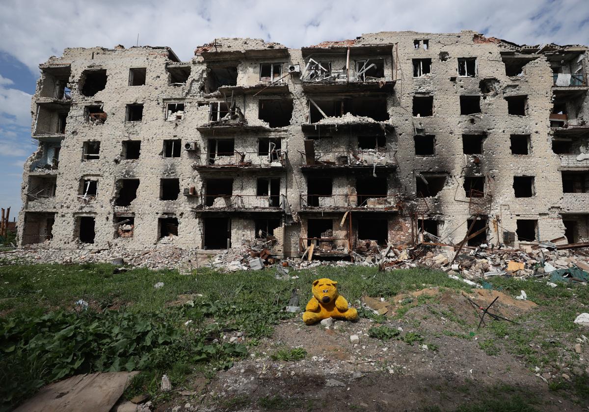 Un edificio dañado por un ataque con drones rusos a gran escala en la ciudad de Maryinka (Ucrania)