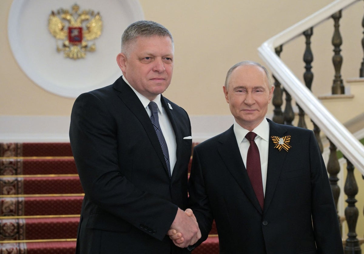 El presidente ruso, Vladimir Putin, saluda al primer ministro eslovaco, Robert Fico, antes de un desfile militar en el Día de la Victoria, que marca el 80 aniversario de la victoria sobre la Alemania nazi en la Segunda Guerra Mundial, en Moscú, Rusia, el 9 de mayo de 2025.