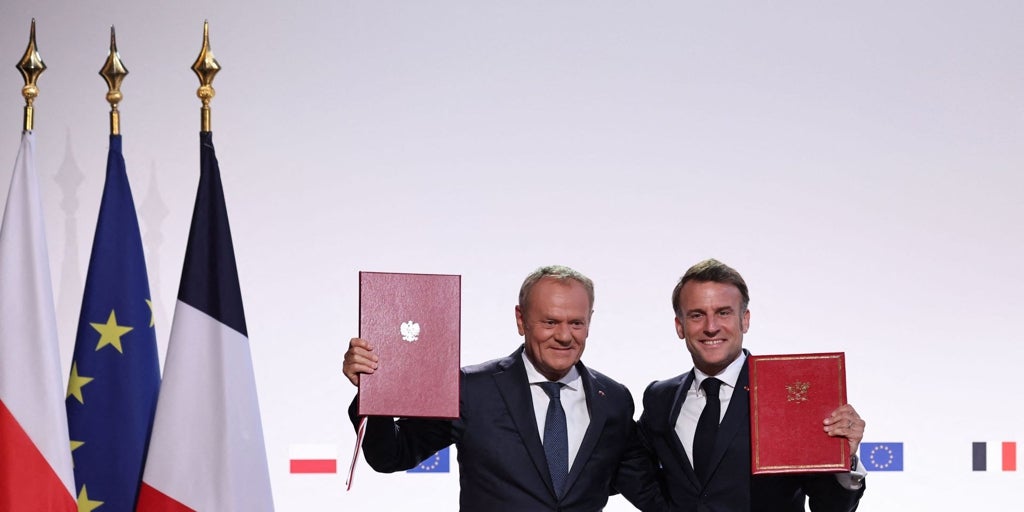 Francia y Polonia firman un tratado que refuerza su cooperación militar ante la amenaza de Rusia