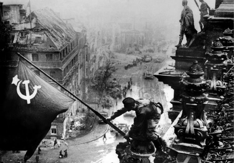Los soviéticos colocan la bandera de la URSS en lo alto del Reichstag en Berlín