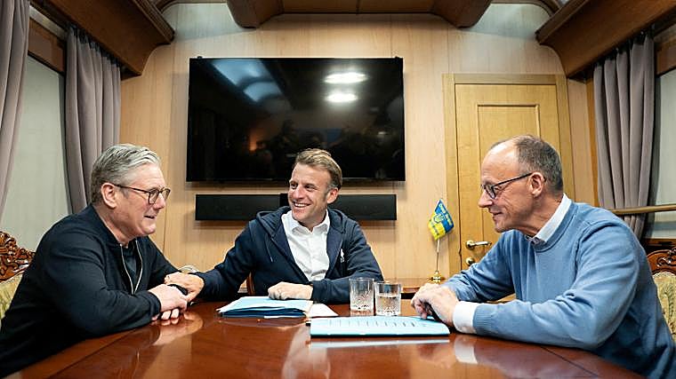 El primer ministro británico, Keir Starmer, viaja en tren a Kiev junto al presidente francés, Emmanuel Macron, y el canciller alemán, Friedrich Merz