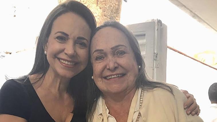 La opositora venezolana, con su madre, ahora en el exilio en EE.UU.