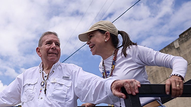 El candidato presidencial opositor venezolano Edmundo González y la líder opositora venezolana María Corina Machado