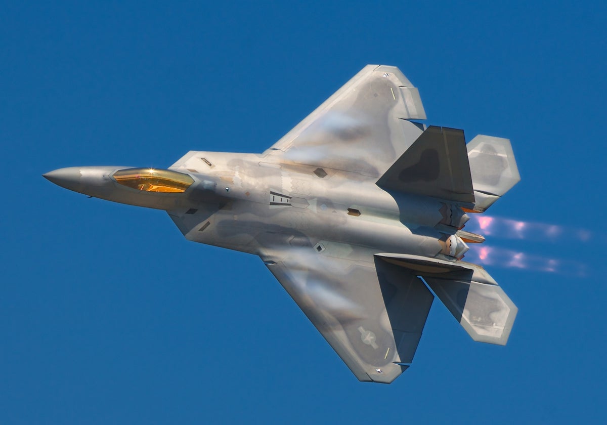 Un caza Lockheed Martin F-22 Raptor en vuelo durante la exhibición de vuelo Joint Services Open House (JSOH) de 2008 en la base de la Fuerza Aérea Andrews, Maryland, Estados Unidos