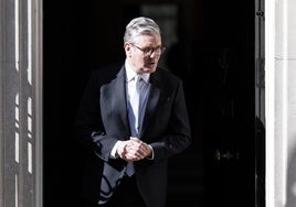 La unidad antiterrorista de Londres investiga un incendio en la casa del primer ministro Keir Starmer