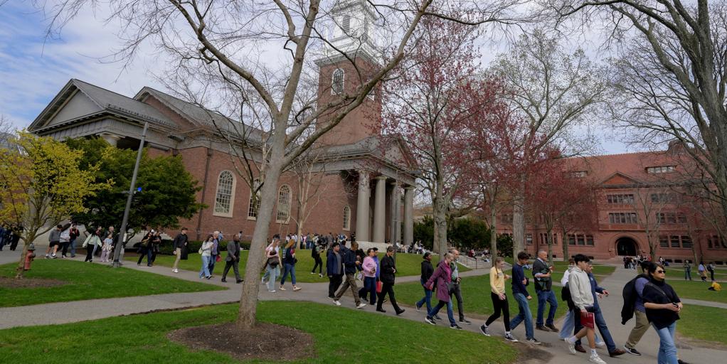 Trump vuelve a cargar contra Harvard con un recorte de 450 millones de dólares