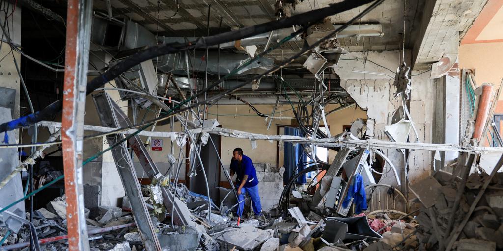 Israel bombardea un hospital en Gaza y Hamás denuncia la muerte de un periodista que estaba ingresado allí