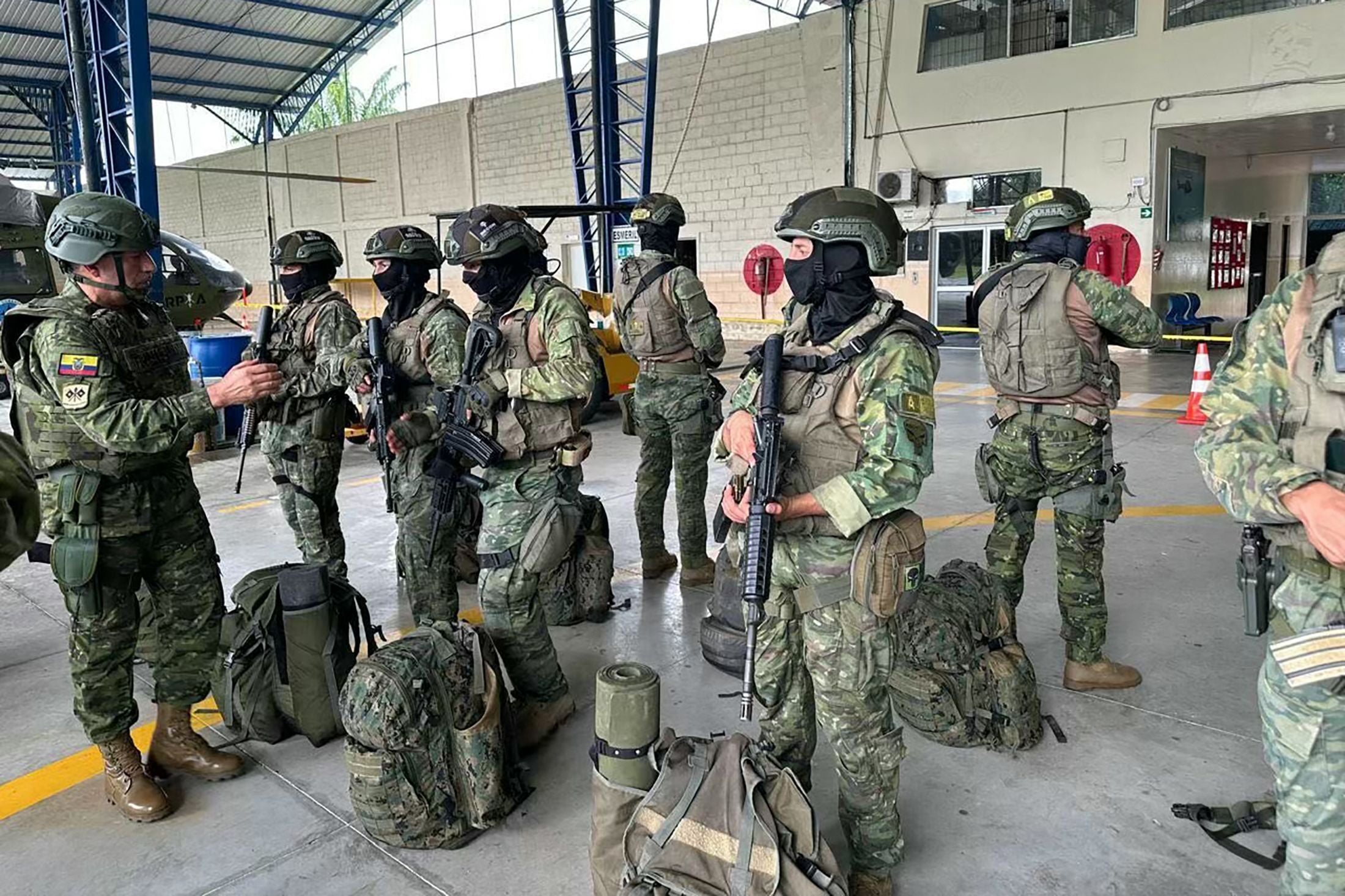Mueren siete presuntos delincuentes y un policía durante un operativo en Ecuador