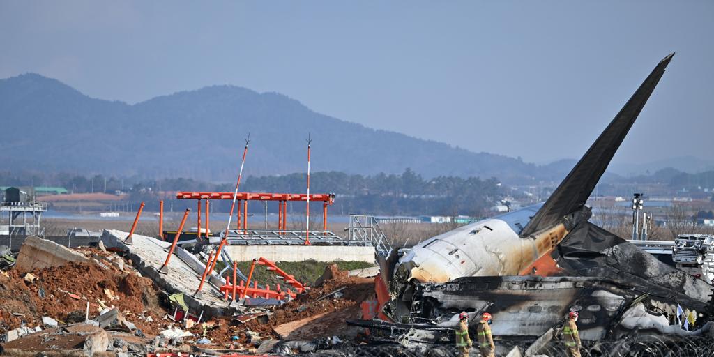 Familiares de las víctimas del accidente de avión de Corea del Sur demandan al ministro de Transportes