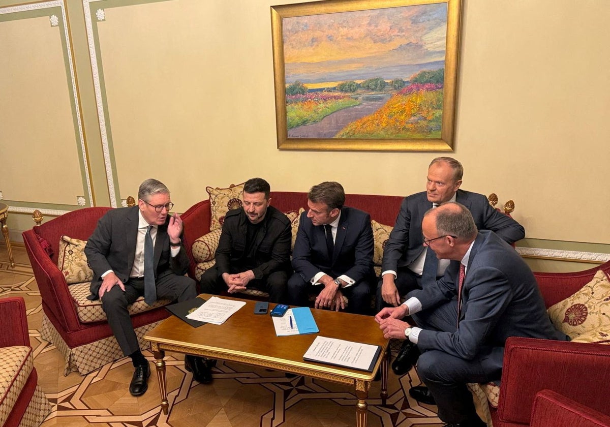 Los líderes europeos hablan por teléfono con el presidente estadounidense Trump en Kiev, en una imagen del sábado