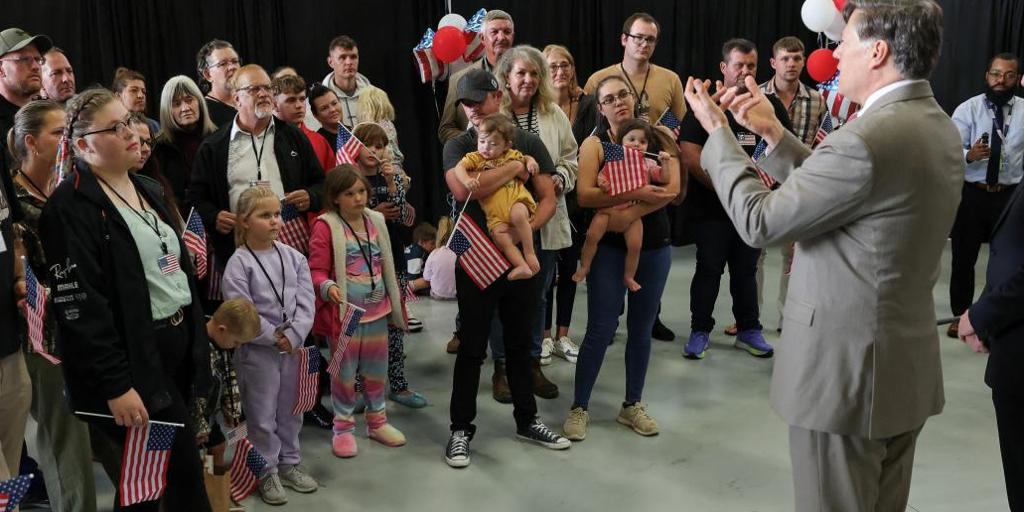 Llega a EE.UU. el primer grupo de sudafricanos blancos con estatus de refugiados concedido por Trump