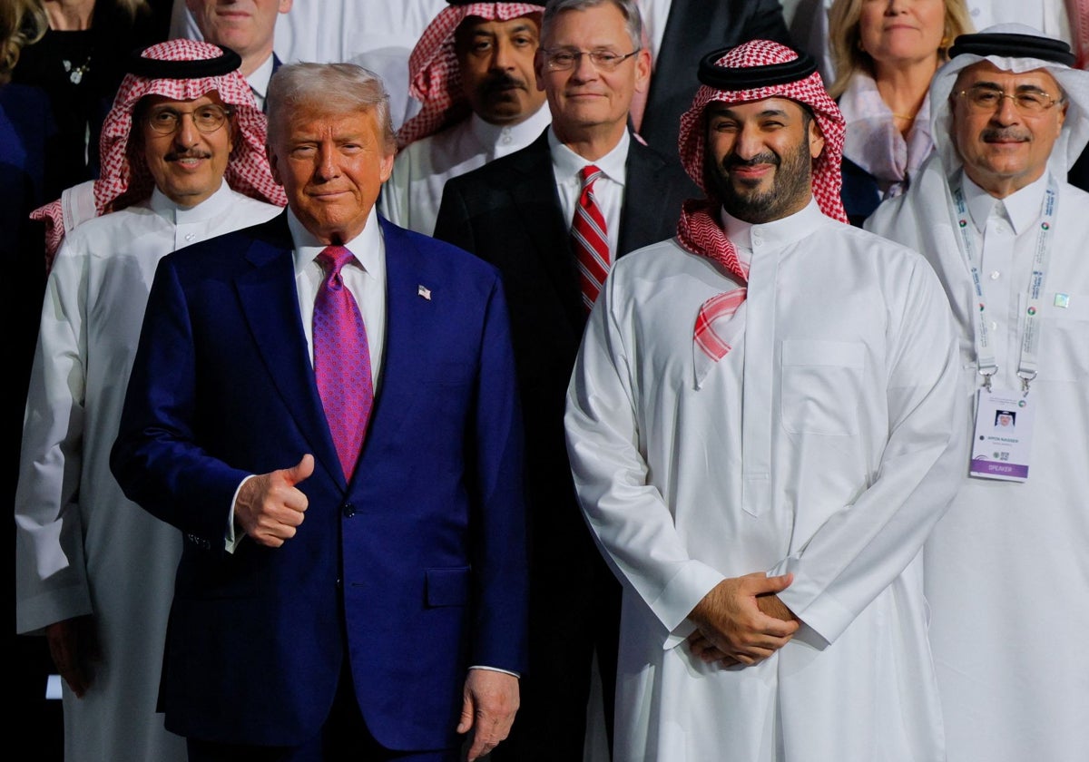 Donald Trump y Mohammed bin Salman posan para una foto grupal durante el Foro de Inversión Saudí-Estados Unidos, en Riad