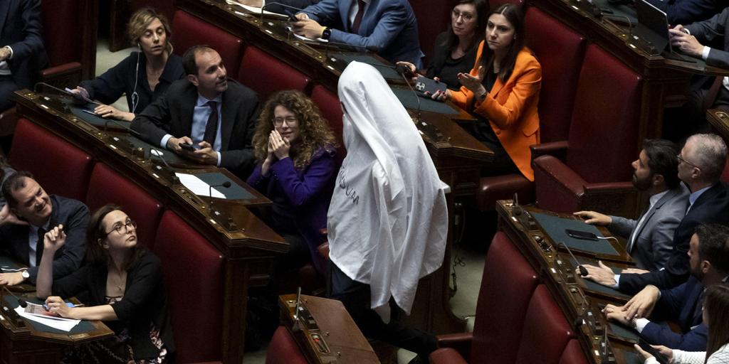 Un diputado italiano se disfraza de fantasma para protestar contra Meloni y lo expulsan del Parlamento