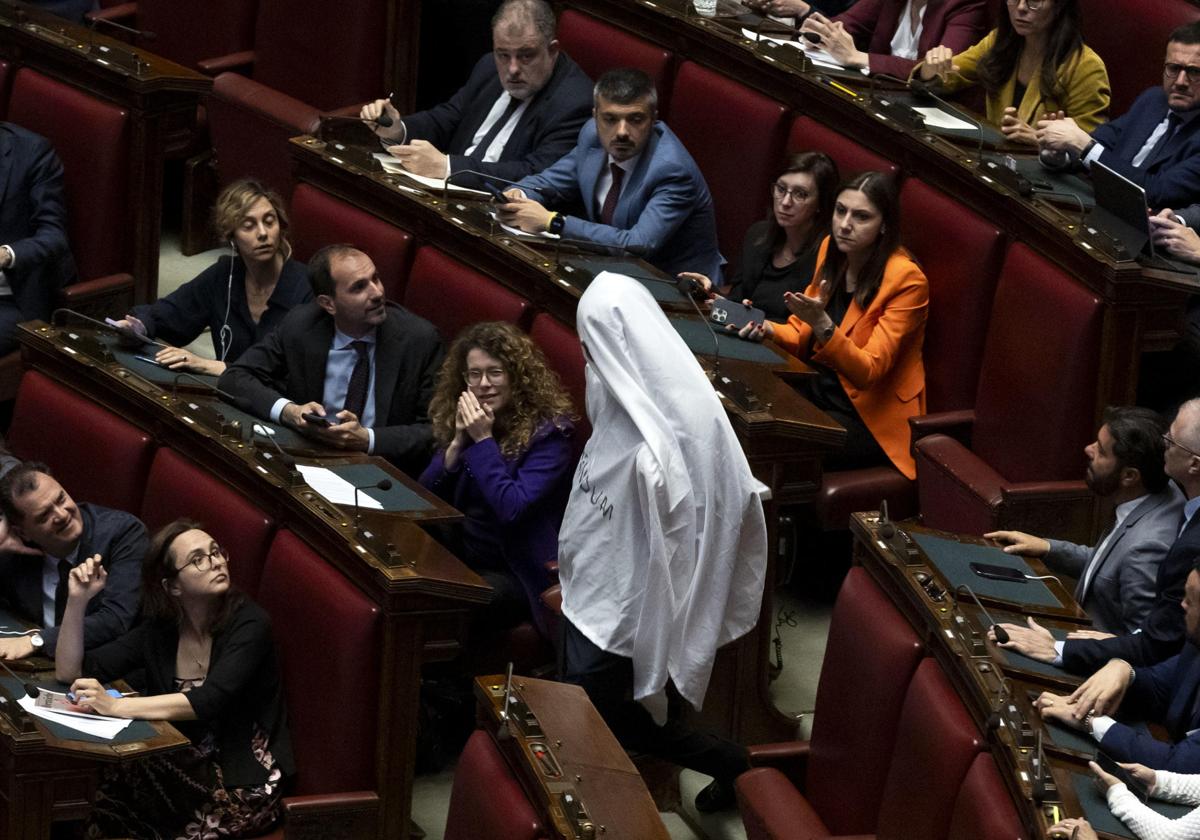El diputado Riccardo Magi disfrazado de fantasma en la Cámara de Representantes