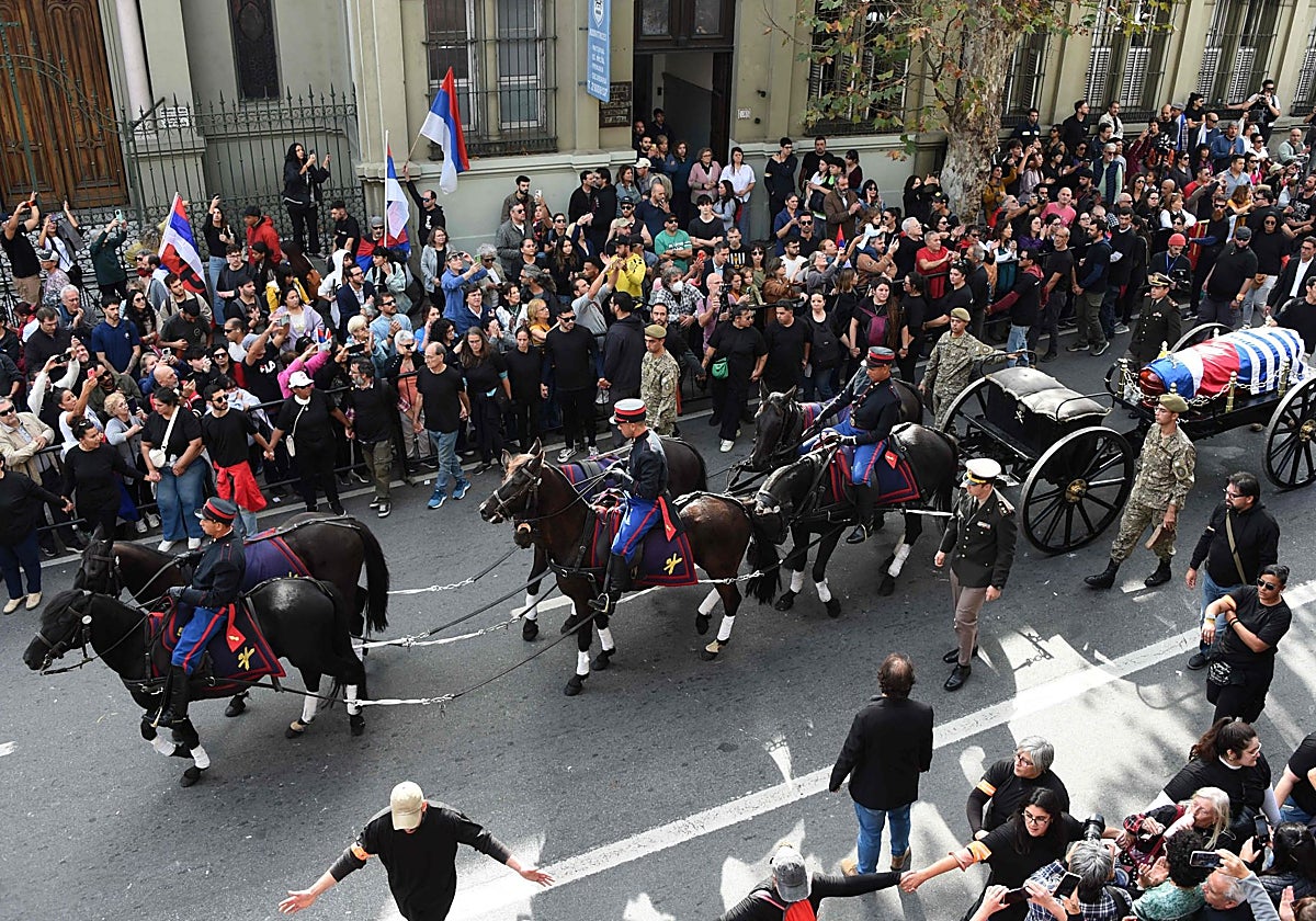 El cortejo fúnebre del expresidente uruguayo José «Pepe» Mujica se detiene frente a la sede del Movimiento de Participación Popular (MPP) a su paso por el centro de Montevideo