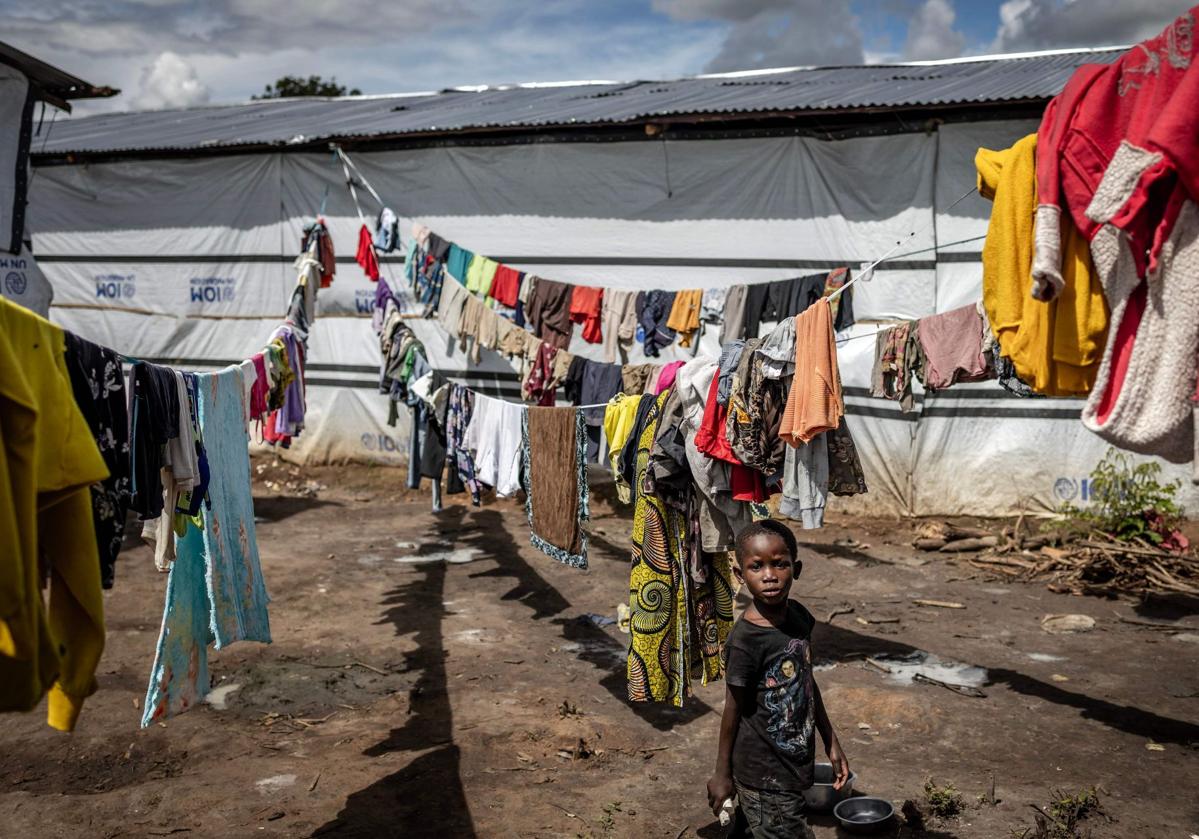 Un niño huido del Congo, junto a los tendederes de un campo de refugiados en Giharo (Burundi)