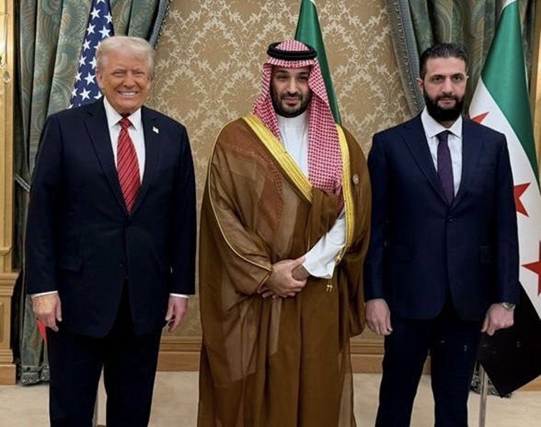 La Casa Blanca detalló que en la reunión estuvo presente el príncipe heredero y de facto líder saudí, Mohamed bin Salmán (d), y se sumó por teléfono el presidente turco, Recep Tayyip Erdogan, quien «felicitó al presidente Trump por levantar las sanciones a Siria», algo que Bin Salmán definió como «valiente»