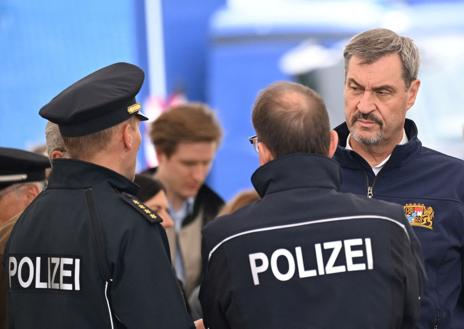 Imagen secundaria 1 - El ministro del Interior alemán, Alexander Dobrindt, supervisó este jueves los controles fronterizos en Bavaria