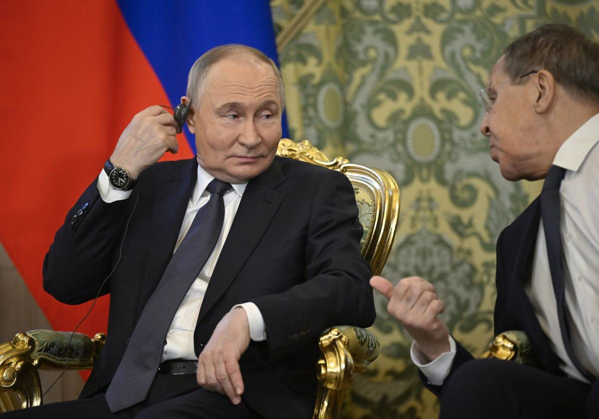 El presidente ruso, Vladímir Putin, este miércoles con el ministro de Exteriores, Sergueí Lavrov