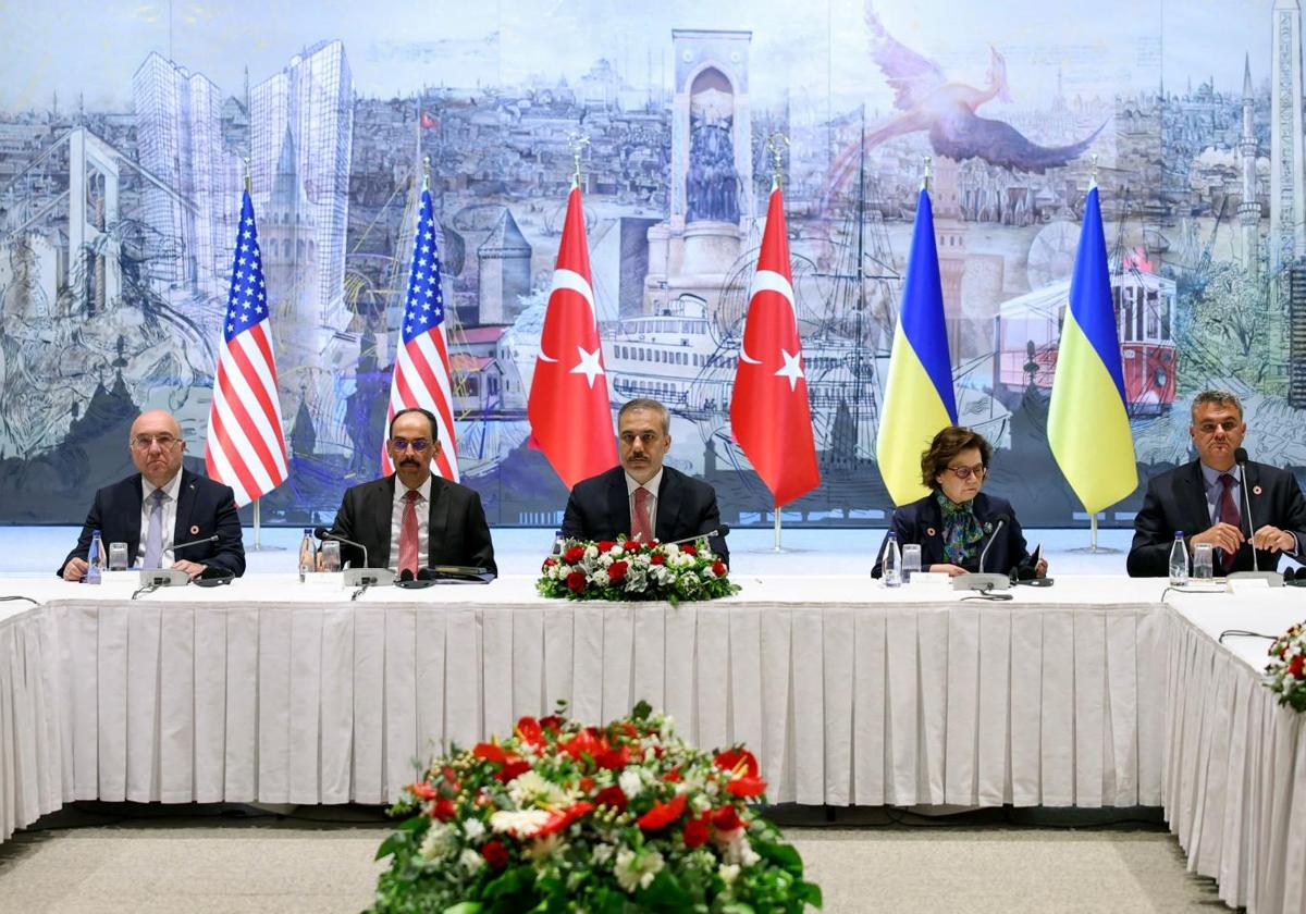 Delegaciones de Ucrania y Rusia, bajo la presidencia de Turquía, durante la reunión en Estambul