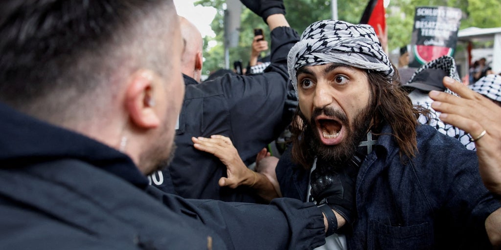 Al menos 50 detenidos en una violenta manifestación propalestina en Berlín