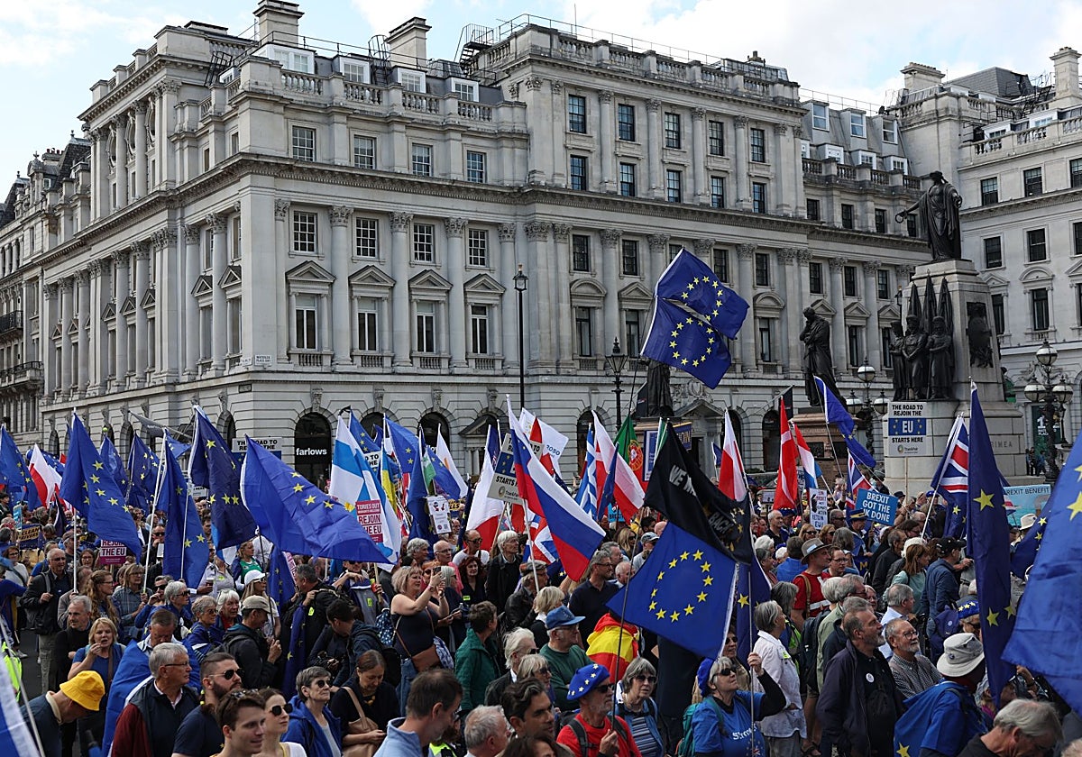 Banderas europeas ondean en una manifestación en favor de la reincorporación del Reino Unido a la UE, en Londres