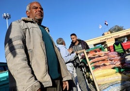 Un camión con sacos de comida espera para ser repartido entre la población gazatí