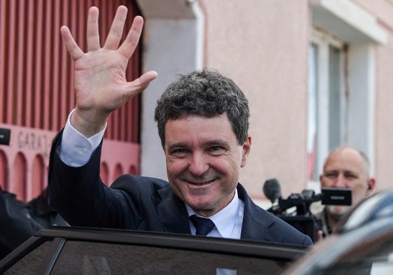 El proeuropeo Nicusor Dan gana las elecciones en Rumanía pero Simion lo niega