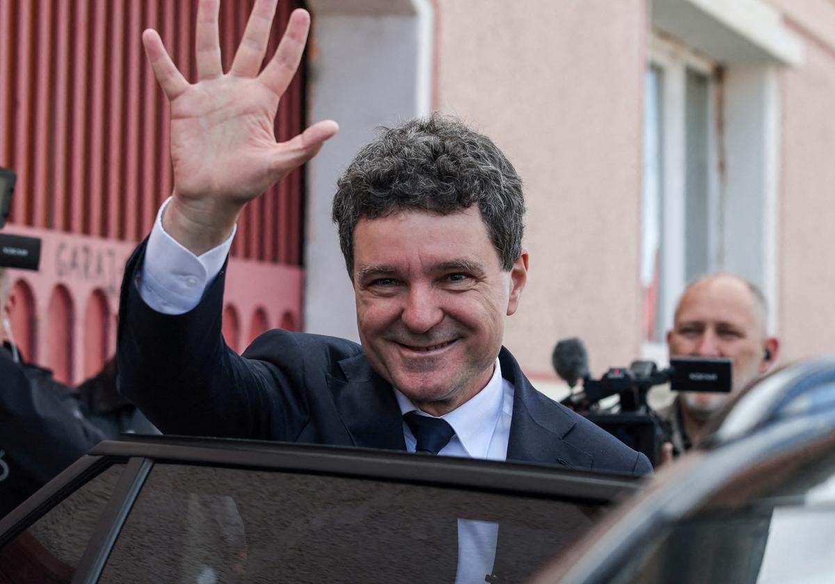 El candidato centrista y proeuropeo Nicusor Dan