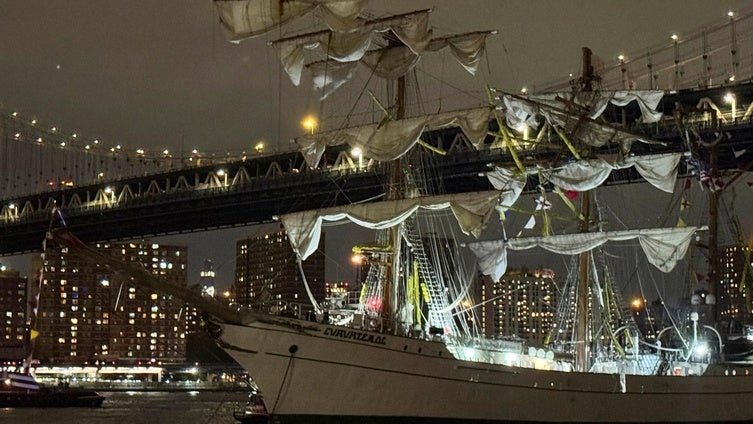 Dos muertos en el choque del buque-escuela de la Armada de México contra el puente de Brooklyn