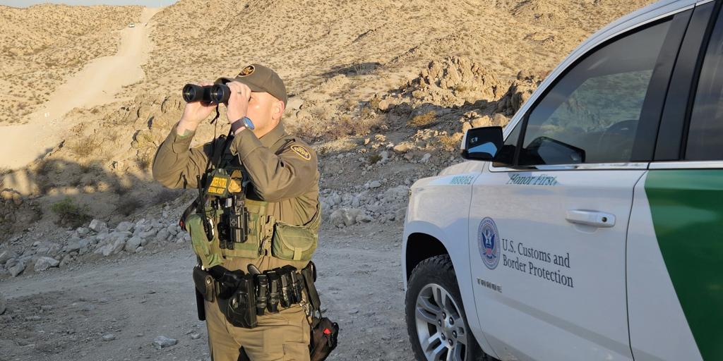 De patrulla por la frontera del 'sheriff' Trump con México