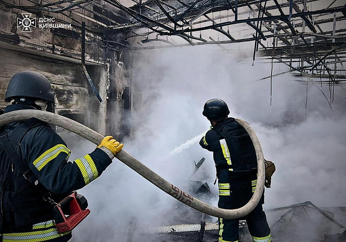 Bomberos tratan de apagar las llamas de un edificio de Kiev atacado por misiles rusos